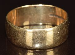 A 9ct gold wedding band / ring, 3.8g, size S