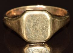 A 9ct gold signet ring, 3.7g, size V