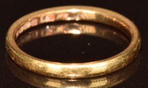 A 22ct gold wedding band / ring, 2.2g, size J