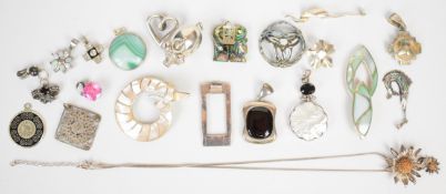Twenty-two silver pendants including agate, pig, daisy, mother of pearl, abalone, etc, 151g