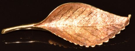 A yellow metal brooch in the form of a leaf with textured detail, tests as 9ct gold, 8.2g, 6.8cm