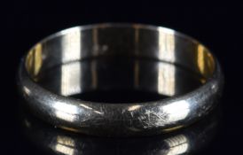 An 18ct gold wedding band / ring, 3.7g, size V