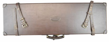 Guardian leather bound shotgun carry case with felt lined fitted interior, 91.5x28x9.5cm.