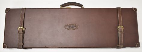 Guardian leather bound shotgun carry case with felt lined fitted interior, 91.5x28x9.5cm.