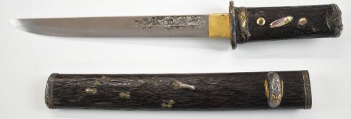 Japanese Tanto with Kogatana with engraved Japanese script to the silver Kozuka, the main handle and