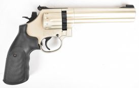 Smith & Wesson Model 686 .177 air pistol/ revolver with chequered rubber grips, adjustable sights