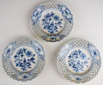 Three Meissen blue and white reticulated cabinet plates, diameter 21cm