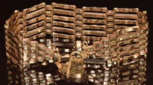 A 9ct gold gate bracelet with heart padlock clasp, 13.5g,18cm