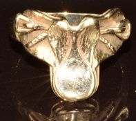 A 9ct gold ring in the form of a saddle, 4.2g, size M/N