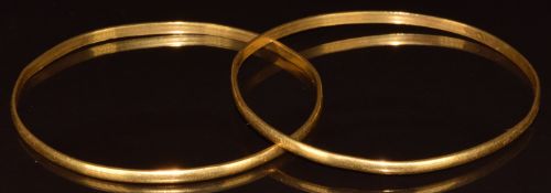 Two yellow metal bangles, test as 18k, 19.7g