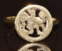 A 9ct gold ring depicting a man, 1.9g, size O