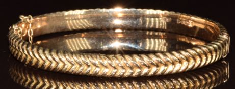 A 9ct gold bangle with diagonal ribbed decoration, 7.7g, 6 x 5cm