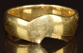 A 18ct gold wedding band / ring, 5.2g, size N