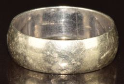 A 9ct white gold wedding band / ring