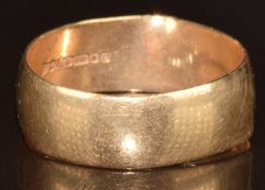 A 9ct gold wedding band / ring, 3.6g, size R/S