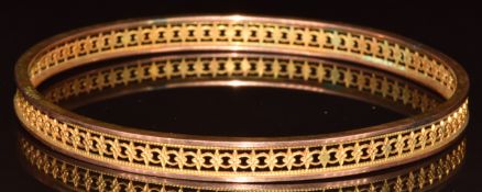 A 9ct gold flapper bangle with pierced decoration, 13.3g