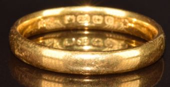 A 22ct gold wedding band / ring, 3.7g, size N/O