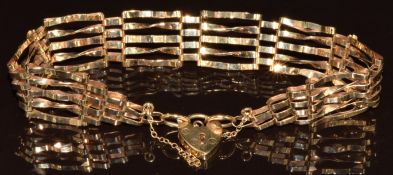 A 9ct gold gate bracelet with heart padlock clasp, 7.5g, 17cm