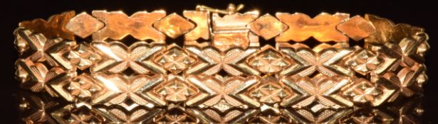 An 18ct gold Italian bracelet made up of fancy links, 18.3g, 19.2cm