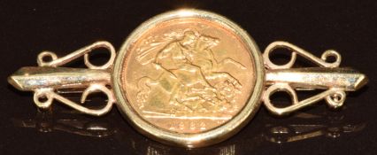 1982 gold half sovereign in 9ct gold brooch mount, 7.6g