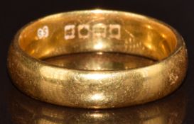 A 22ct gold wedding band / ring, 4.8g, size K