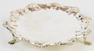 Georgian hallmarked silver card tray or small salver with shaped decorative rim, raised on three pad