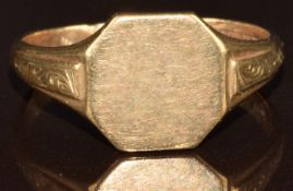 A 9ct gold signet ring, 4.2g, size U