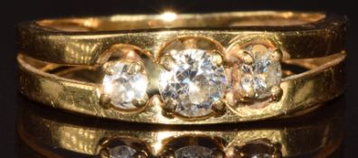 French 18ct gold ring set with three round brilliant cut diamonds, the centre diamond
