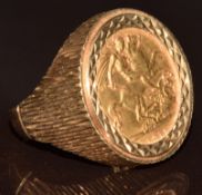 A 9ct gold ring set with a 1915 gold half sovereign with Sydney mint mark, 10g, size O