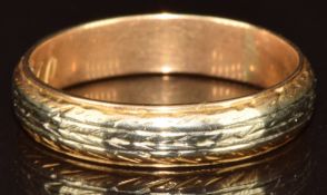 An 18ct gold and platinum ring with engraved decoration, 3.9g, size O