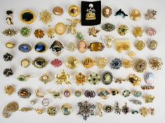 Vintage brooches including Sphinx, Miracle, Trifari, Exquiste, Hollywood, Kenneth Lane etc