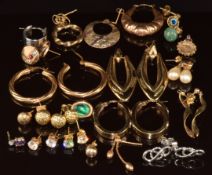 Seven pairs of 9ct gold earrings including white gold, hoops, etc and seventeen single 9ct gold