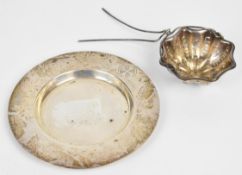 George VI hallmarked silver paten or shallow dish, London 1945, maker A R Mowbray & Co Ltd, diameter