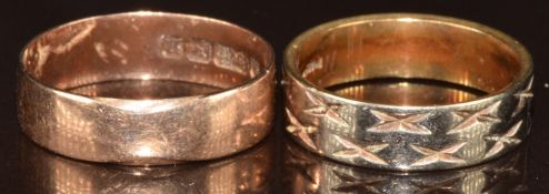 A 9ct rose gold wedding band / ring and a 9ct gold wedding band with white gold finish, 6g, size N