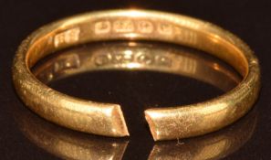A 22ct gold wedding band/ ring (band cut), 3.4g