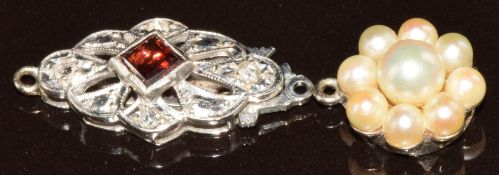 A 9ct white gold pendant set with pearls (Birmingham 1977, 1.1cm) and 9ct white gold clasp set