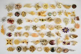 Sixty-eight vintage brooches including Hollywood, Exquisite, Sarah Coventry, Sphinx, Sea Gems, etc