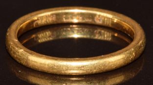 A 22ct gold wedding band / ring, 3.6g, size M
