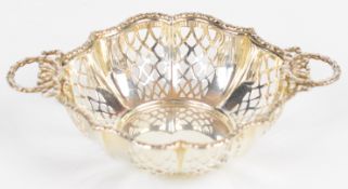 Goldsmiths & Silversmiths Company Ltd George V hallmarked silver bon bon dish, with bow decoration
