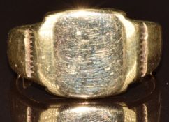 A 9ct gold signet ring, 7.8g, size T