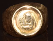 An 18ct gold ring set with religious plaque, 2g, size F