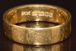 An 18ct gold wedding band / ring, 3.8g, size J