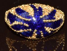 An 18k gold ring set with blue enamel, 4.7g, size N