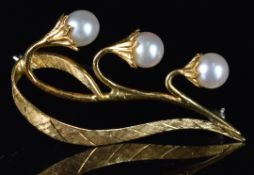 An 18ct gold brooch with matte finish set with three cultured pearls, 6.4g, 4.2cm