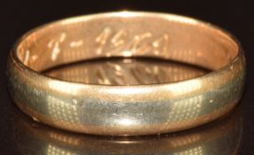 An 18ct gold and platinum wedding band / ring, 2.6g, size M