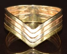 An 18ct tri-coloured gold 'V' shaped ring, 3.2g, size N