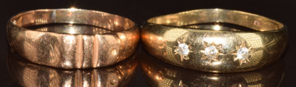 Two 9ct gold rings, one set with cubic zirconia in star settings, 5.6g, size Z & T