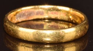 A 22ct gold wedding band / ring, 3.5g, size M