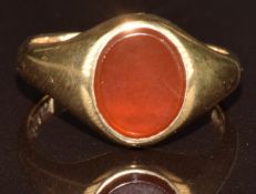 A 9ct gold signet ring set with agate, 2.8g, size J