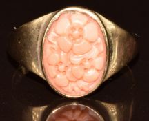 A 9ct gold ring set with carved coral in the form of flowers, Birmingham 1944, 4.1g, size T